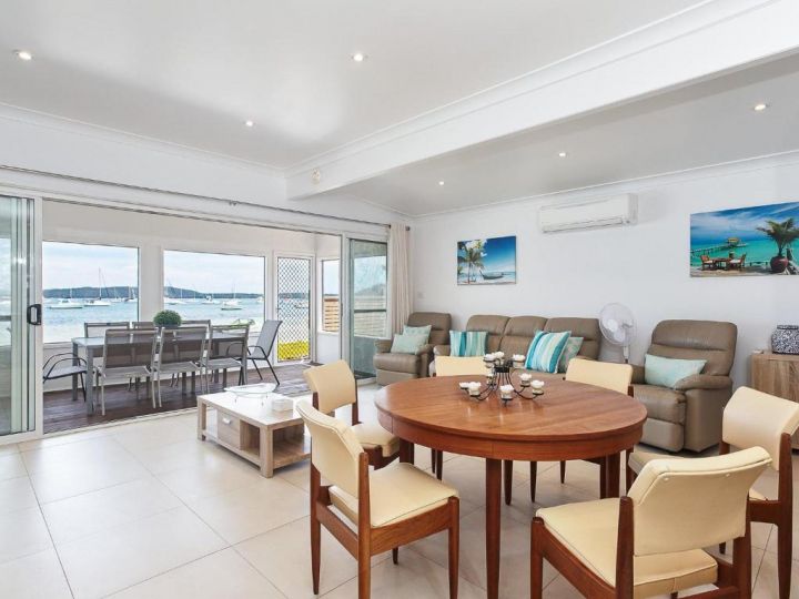 Casa Martins', 219 Foreshore Drive - Absolute Waterfront House Guest house, Corlette - imaginea 8
