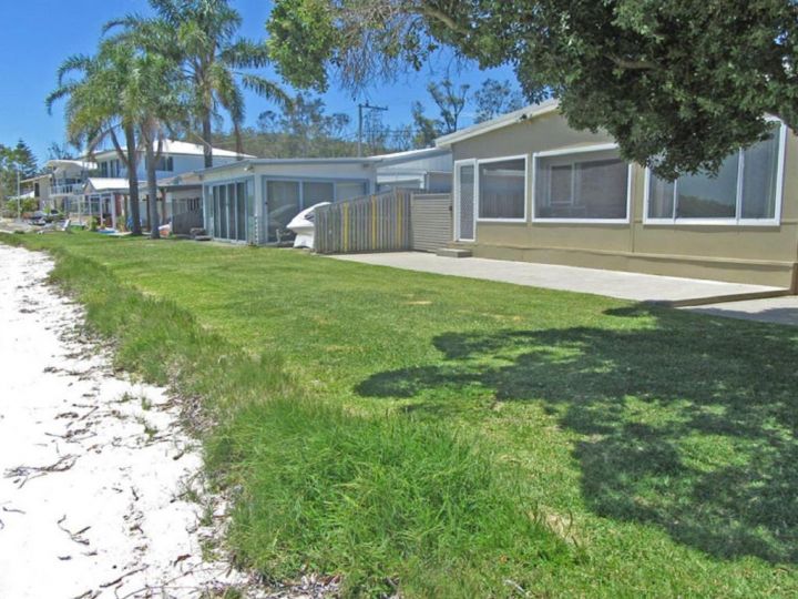 Casa Martins', 219 Foreshore Drive - Absolute Waterfront House Guest house, Corlette - imaginea 13