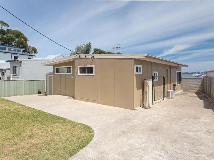 Casa Martins', 219 Foreshore Drive - Absolute Waterfront House Guest house, Corlette - imaginea 14