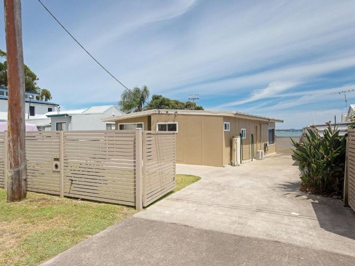 Casa Martins', 219 Foreshore Drive - Absolute Waterfront House Guest house, Corlette - imaginea 11