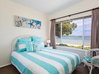 Casa Martins', 219 Foreshore Drive - Absolute Waterfront House Guest house, Corlette - 1