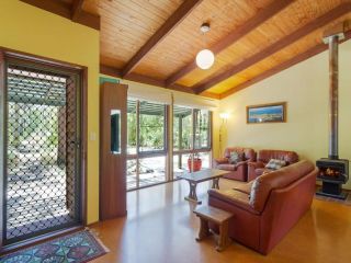 Caseys Pet Friendly Beach Cottage Guest house, Mystery Bay - 1