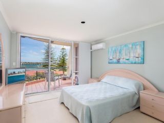 Castillo Del Mar 10 - Lake View Roof Terrace with Spa Apartment, Tuncurry - 5