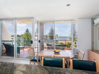 Castillo Del Mar 10 - Lake View Roof Terrace with Spa Apartment, Tuncurry - 2