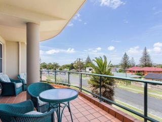 Castillo Del Mar 10 - Lake View Roof Terrace with Spa Apartment, Tuncurry - 4