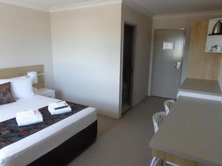Castle Crest Motel Hotel, Townsville - 4