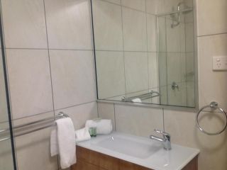 Castle Crest Motel Hotel, Townsville - 3