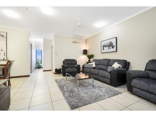 Huge CBD Top Floor Apartment with Breath Taking Views! Apartment, Darwin - 1