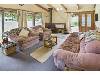 Cedar Cottage - Close to water and pet friendly Guest house, Raymond Island - 2