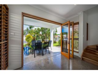 Cedar Family Getaway Villa elegant, modern, sunny Villa, Palm Cove - 3