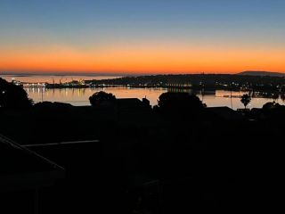 Celestial Heights - Stunning Views of City & Bay Guest house, Port Lincoln - 1