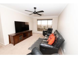 Centennial Cres, Modern, Entertaining Home, Sleeps 8 Guest house, Orange - 5