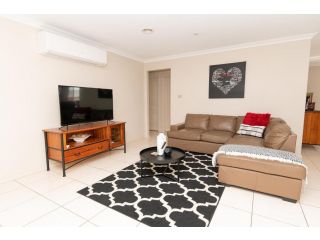 Centennial Cres, Modern, Entertaining Home, Sleeps 8 Guest house, Orange - 1
