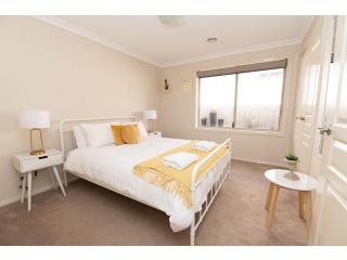 Centennial Cres, Modern, Entertaining Home, Sleeps 8 Guest house, Orange - 4