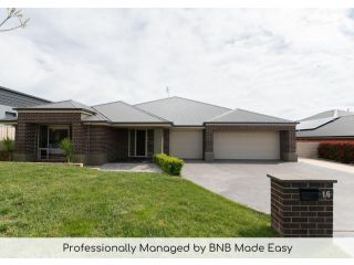 Centennial Cres, Modern, Entertaining Home, Sleeps 8 Guest house, Orange - 2
