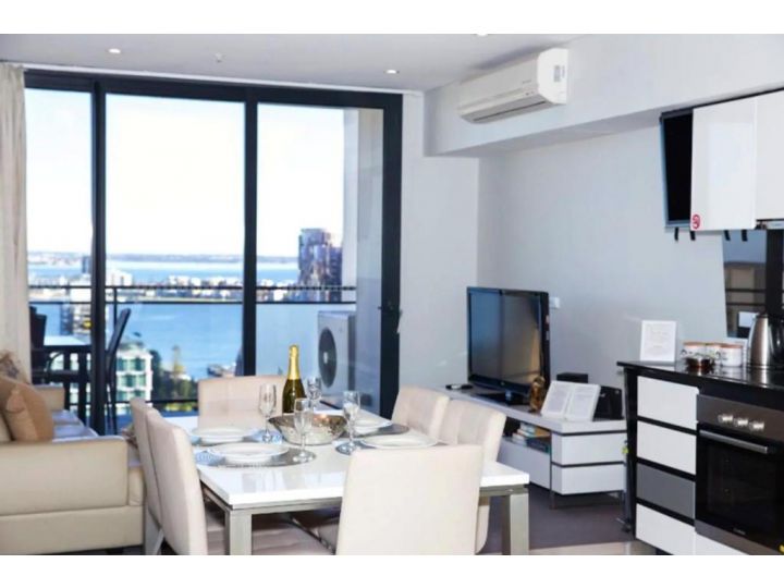 CENTRAL CBD EXEC STUNNING VIEW WIFI NETFLIX WINE Apartment, Perth - imaginea 1