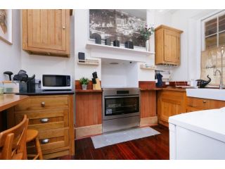 Central Heritage Building in Fremantle - Sleeps 6 Guest house, Perth - 5