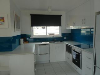 Central Location with Fabulous Sea Views Apartment, Bridport - 2