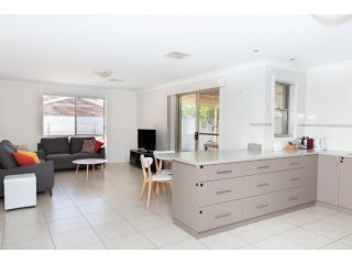 Lovely 3 Bed, 2 Bath in the City Centre Guest house, Wagga Wagga - 4