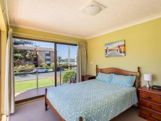 Champagne Court 1 with Water Views Apartment, Tuncurry - 4