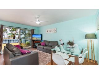 Charm and Comfort in this Ground floor unit with water views! Welsby Pde, Bongaree Guest house, Bongaree - 1