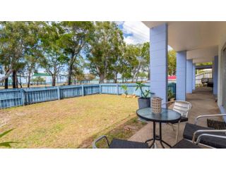 Charm and Comfort in this Ground floor unit with water views! Welsby Pde, Bongaree Guest house, Bongaree - 2