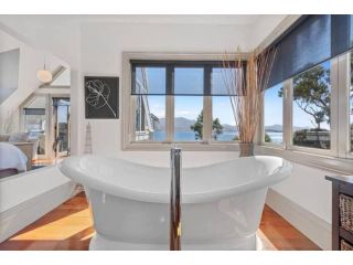 Charm meets Elegance Waterfront with views Guest house, Tasmania - 3
