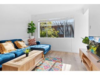 Charming 1-Bed Unit with Striking Decor Apartment, Victoria - 2