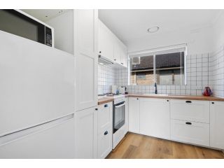Charming 1-Bed Unit with Striking Decor Apartment, Victoria - 5