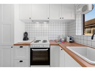 Charming 1-Bed Unit with Striking Decor Apartment, Victoria - 1