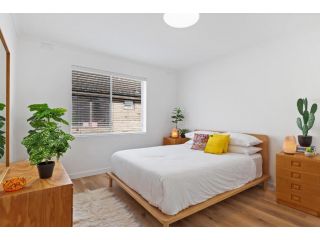Charming 1-Bed Unit with Striking Decor Apartment, Victoria - 4