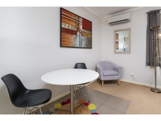 Charming 1-Bed With Courtyard Near ACU Apartment, New South Wales - 5