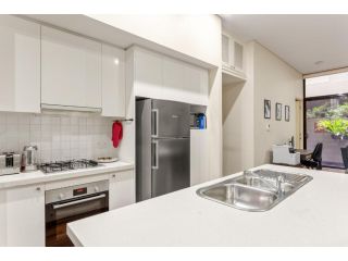 Charming 2-Bed Apartment With a Balcony Apartment, Sydney - 4