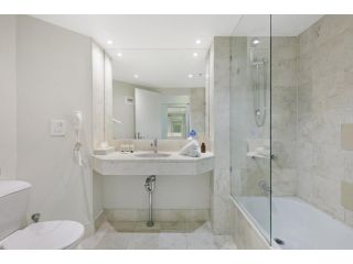 Ocean View 2-Bed Studio In the Heart of Surfers Hotel, Gold Coast - 3