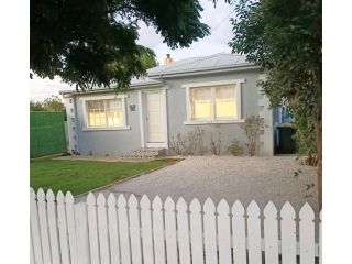 Charming 4 Bedroom House with Firepit and Alfresco Guest house, Mudgee - 3