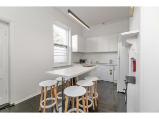 Charming Colonial 3BR Apartment In a Amazing Location! BBQ, WIFI & Outdoor Area Apartment, Kensington and Norwood - 1