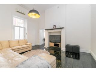 Charming Colonial 3BR Apartment In a Amazing Location! BBQ, WIFI & Outdoor Area Apartment, Kensington and Norwood - 4