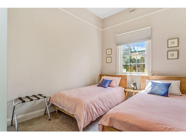 Charming inner city home in quiet location Guest house, Sandy Bay - imaginea 7