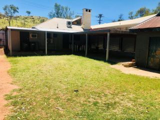 Entire 4 Bedroom pets friendly home in Alice Springs CBD with 2 kitchens 2 bathrooms Toilets and plenty of free secured parking Guest house, Alice Springs - 4