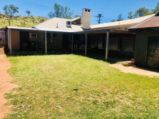 Entire 4 Bedroom pets friendly home in Alice Springs CBD with 2 kitchens 2 bathrooms Toilets and plenty of free secured parking Guest house, Alice Springs - 5