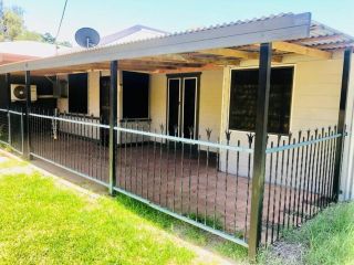 Entire 4 Bedroom pets friendly home in Alice Springs CBD with 2 kitchens 2 bathrooms Toilets and plenty of free secured parking Guest house, Alice Springs - 3