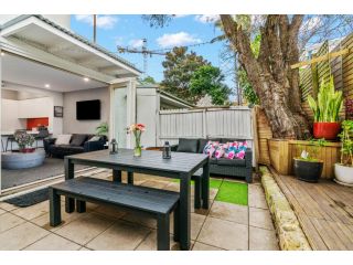 Ideally Located Stylish Modern Comfortable Terrace Guest house, Sydney - 4