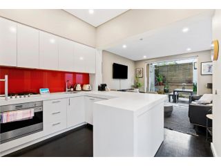 Ideally Located Stylish Modern Comfortable Terrace Guest house, Sydney - 3