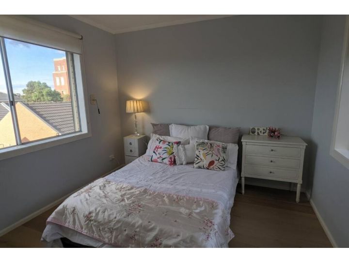 Cheerful 4 Bedroom Townhouse with gorgeous sunroom Guest house, Maribyrnong - imaginea 10