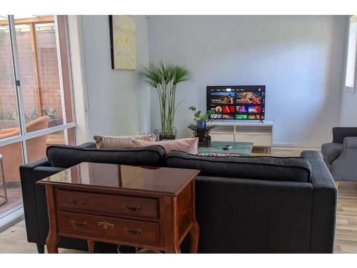 Cheerful 4 Bedroom Townhouse with gorgeous sunroom Guest house, Maribyrnong - imaginea 5