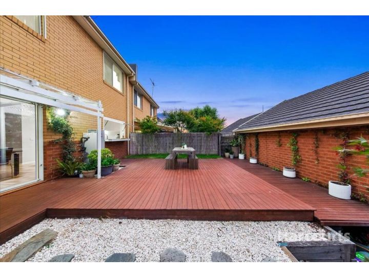 Cheerful 4 Bedroom Townhouse with gorgeous sunroom Guest house, Maribyrnong - imaginea 1