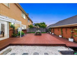 Cheerful 4 Bedroom Townhouse with gorgeous sunroom Guest house, Maribyrnong - 1