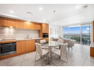 Chevron Renaissance 2 Bed Apartment by Vaun Apartment, Gold Coast - 3