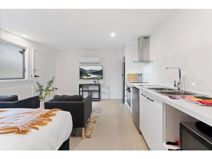 Chic 1-Bed Studio Near Cafes and Shops Apartment, Carnegie - imaginea 7