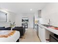 Chic 1-Bed Studio Near Cafes and Shops Apartment, Carnegie - thumb 7